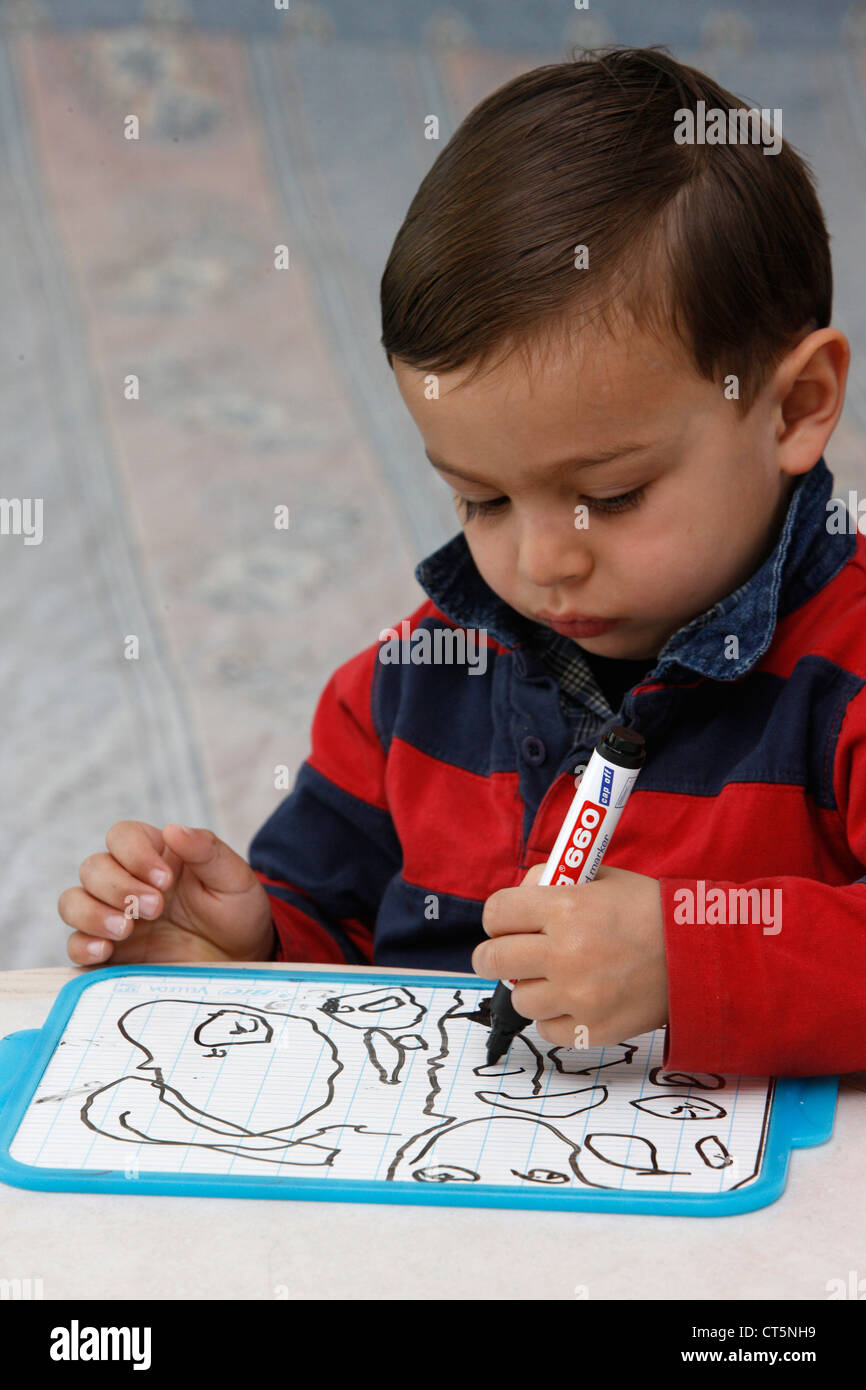 Il disegno del bambino in ambienti interni Foto Stock