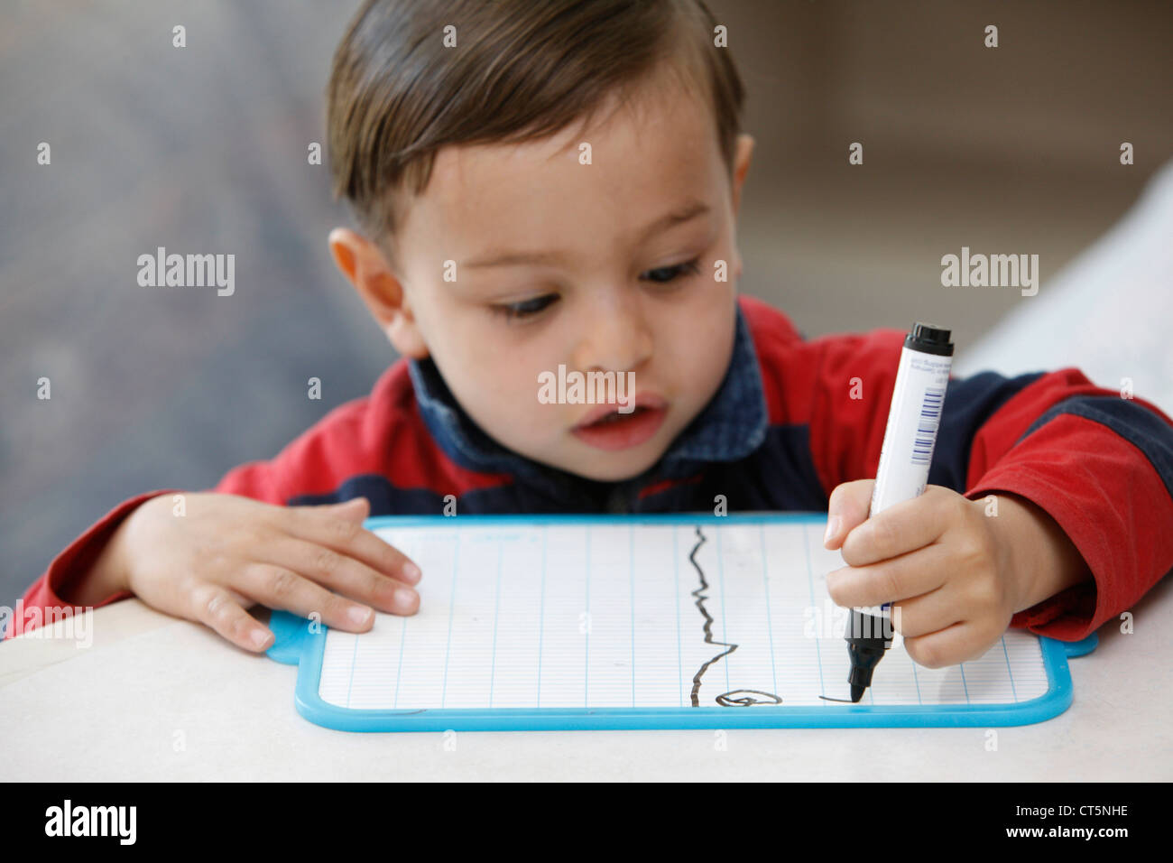 Il disegno del bambino in ambienti interni Foto Stock