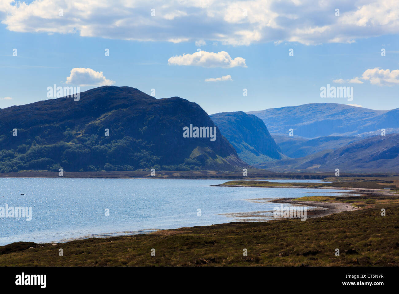 Vista sul Loch Eriboll a montagne a Scottish costa nord in estate. Sutherland, Highland, Scozia, Regno Unito, Gran Bretagna Foto Stock