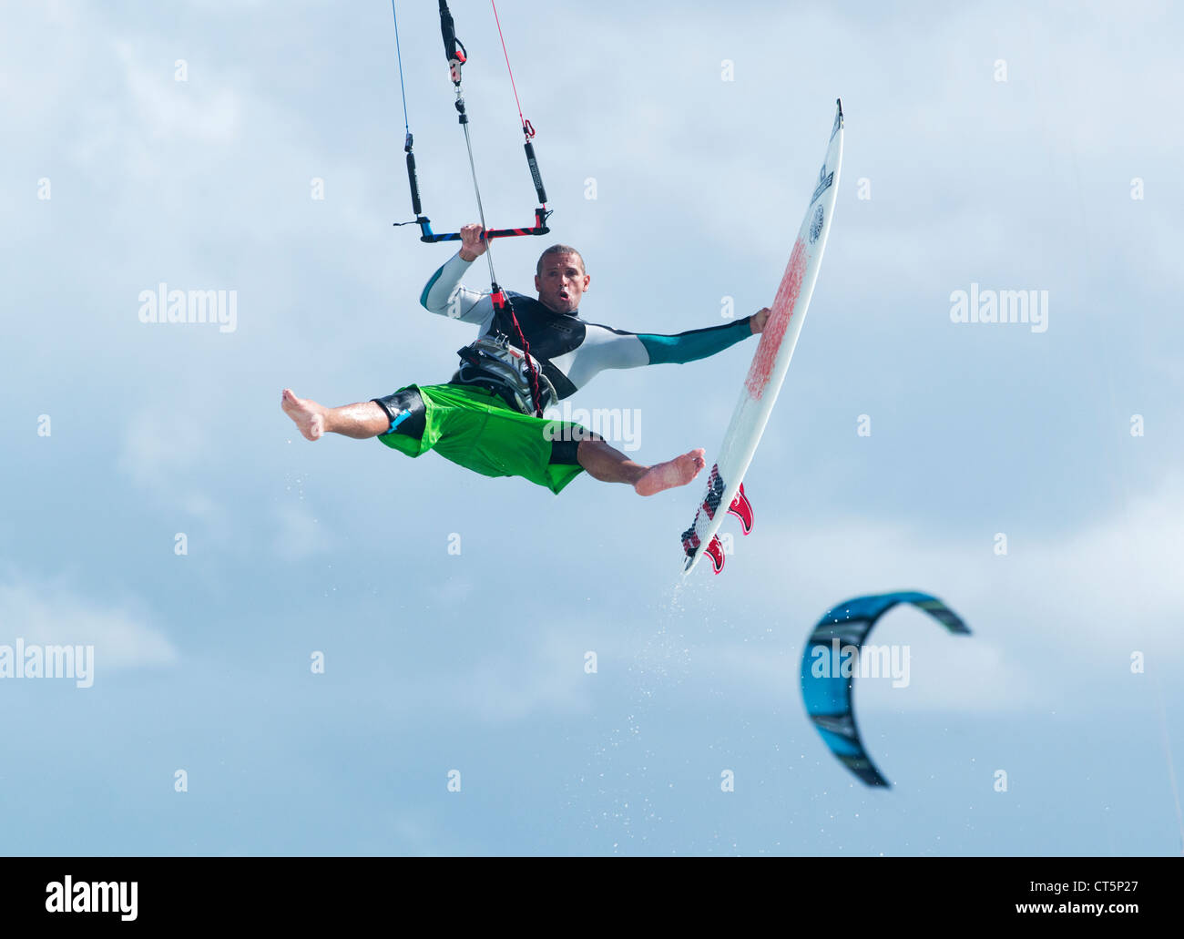 Kitesurfer a mezz'aria. Foto Stock