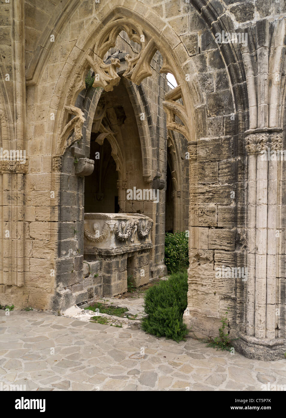dh Abbazia di Bellapais KYRENIA CIPRO SETTENTRIONALE gotico arco di pietra sarcofago bara Bellapais Abbazia chiesa nord Foto Stock