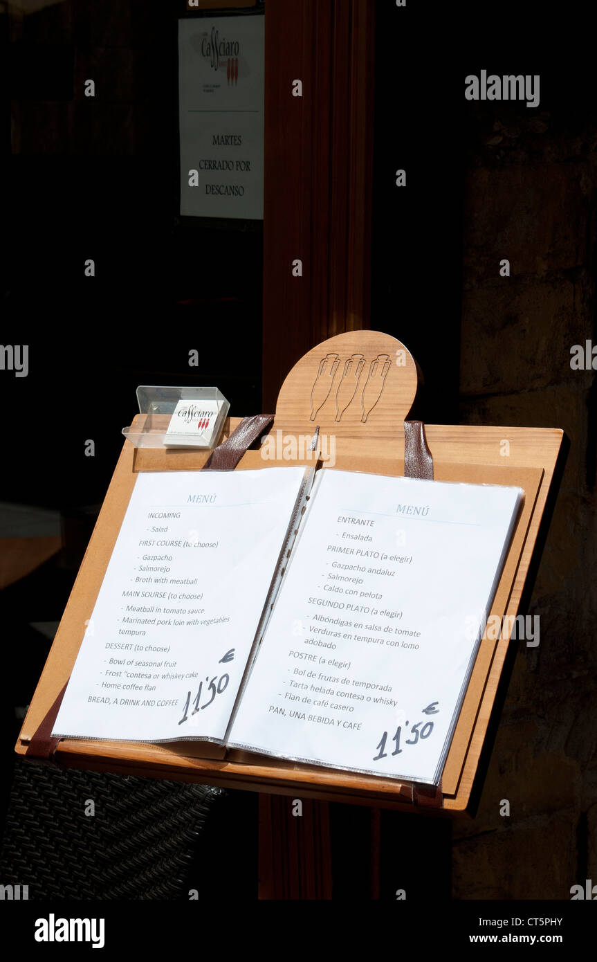 Scheda del menu sul display al di fuori di un ristorante Foto Stock