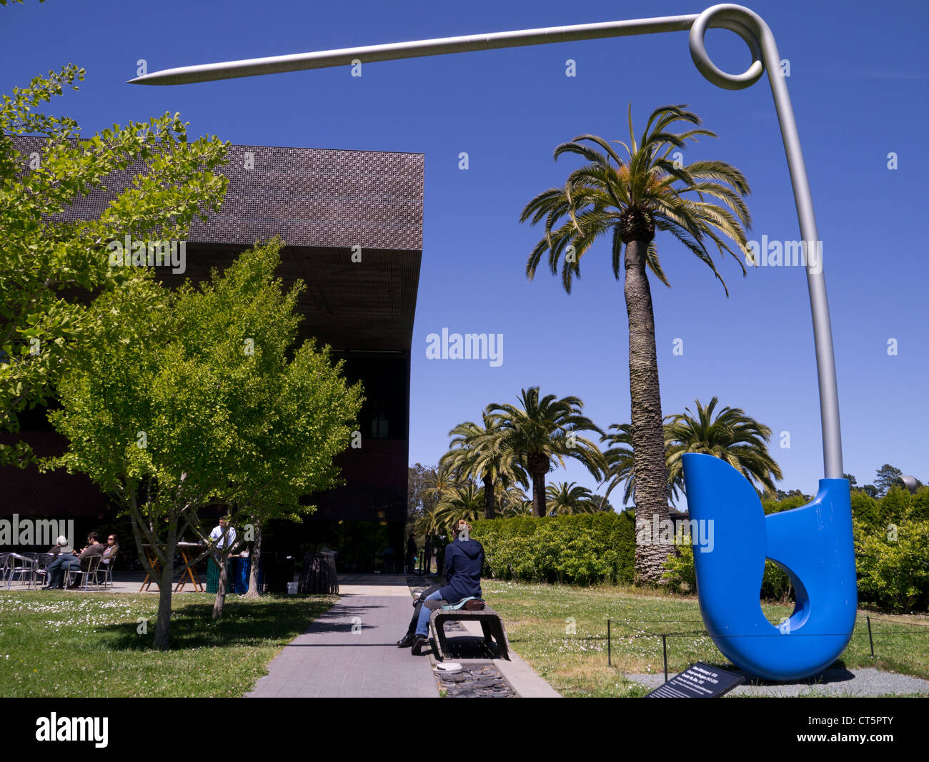 Il Museo de Young è un museo di Belle Arti situato a San Francisco Golden Gate Park. Claes Oldenburg gigante del perno di sicurezza Foto Stock