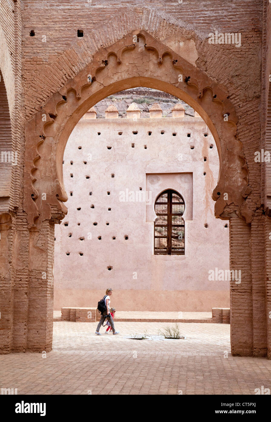 I turisti della Moschea Islamica a Tin mal, l'Alto Atlante, Marocco Foto Stock