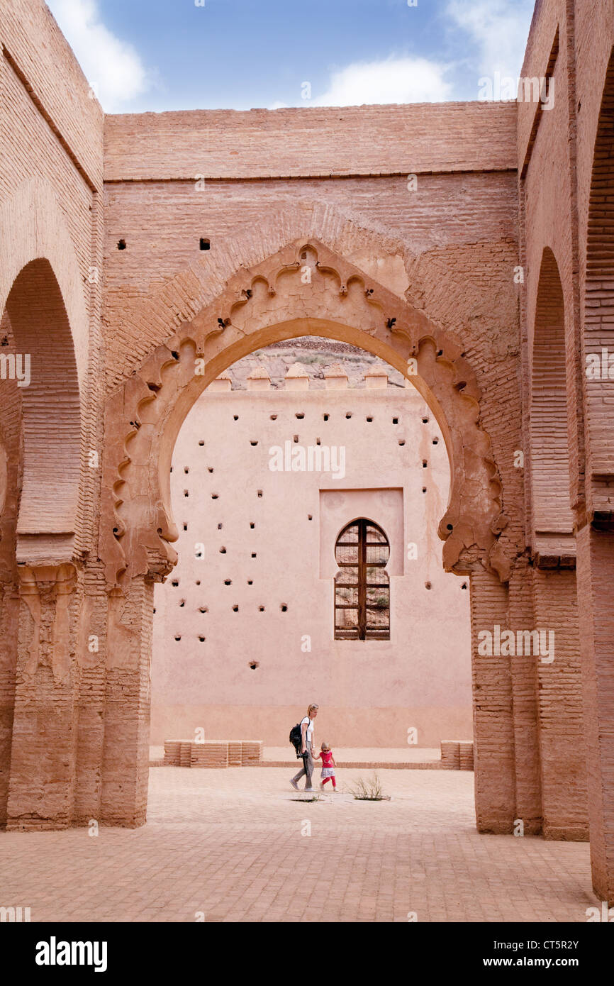 I turisti al XII secolo Tin Mal moschea, Alto Atlante regione, Marocco Foto Stock