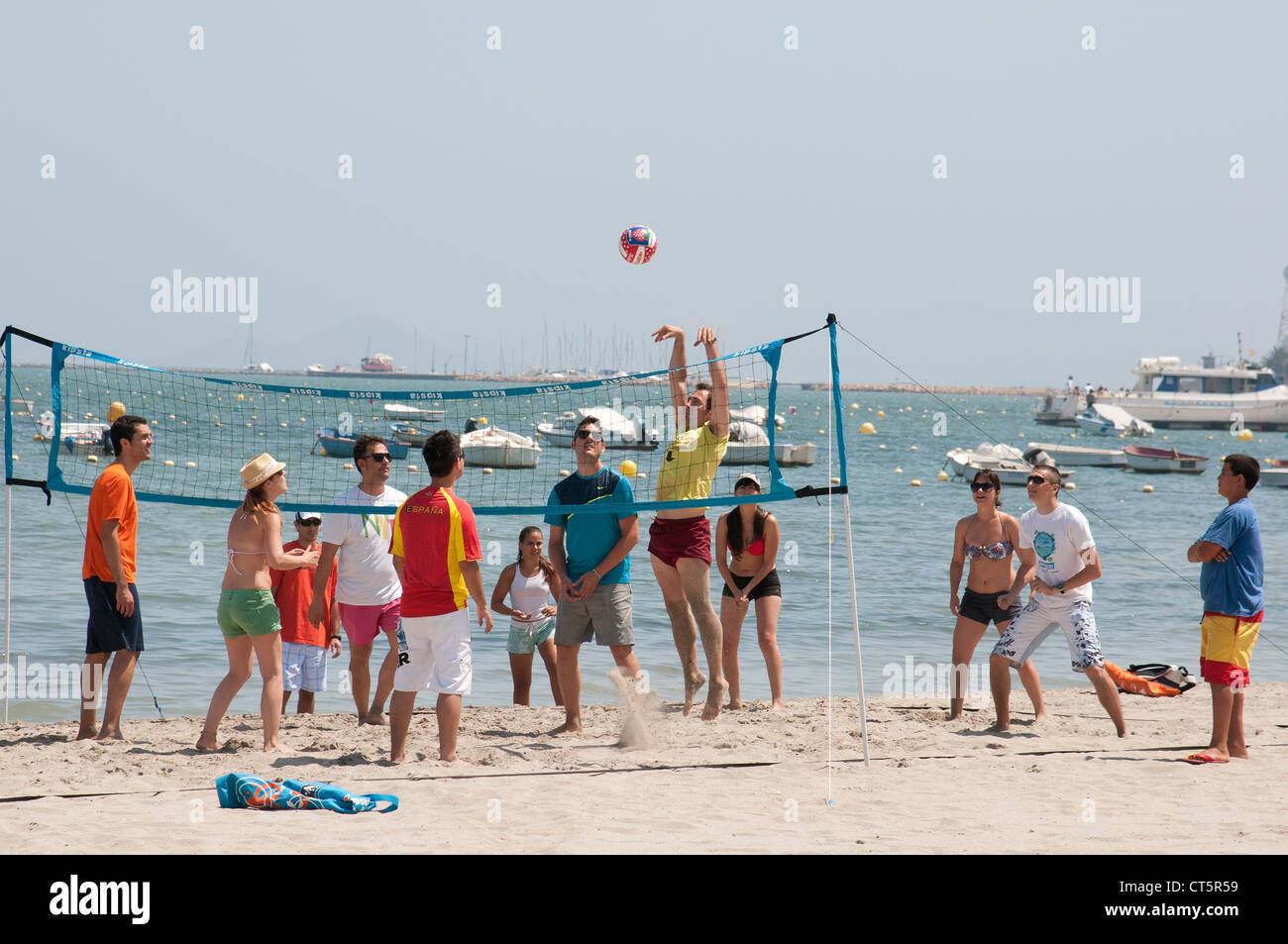 Partita di pallavolo sulla spiaggia a Playa de Colon Santiago de la Ribera Spagna meridionale Foto Stock