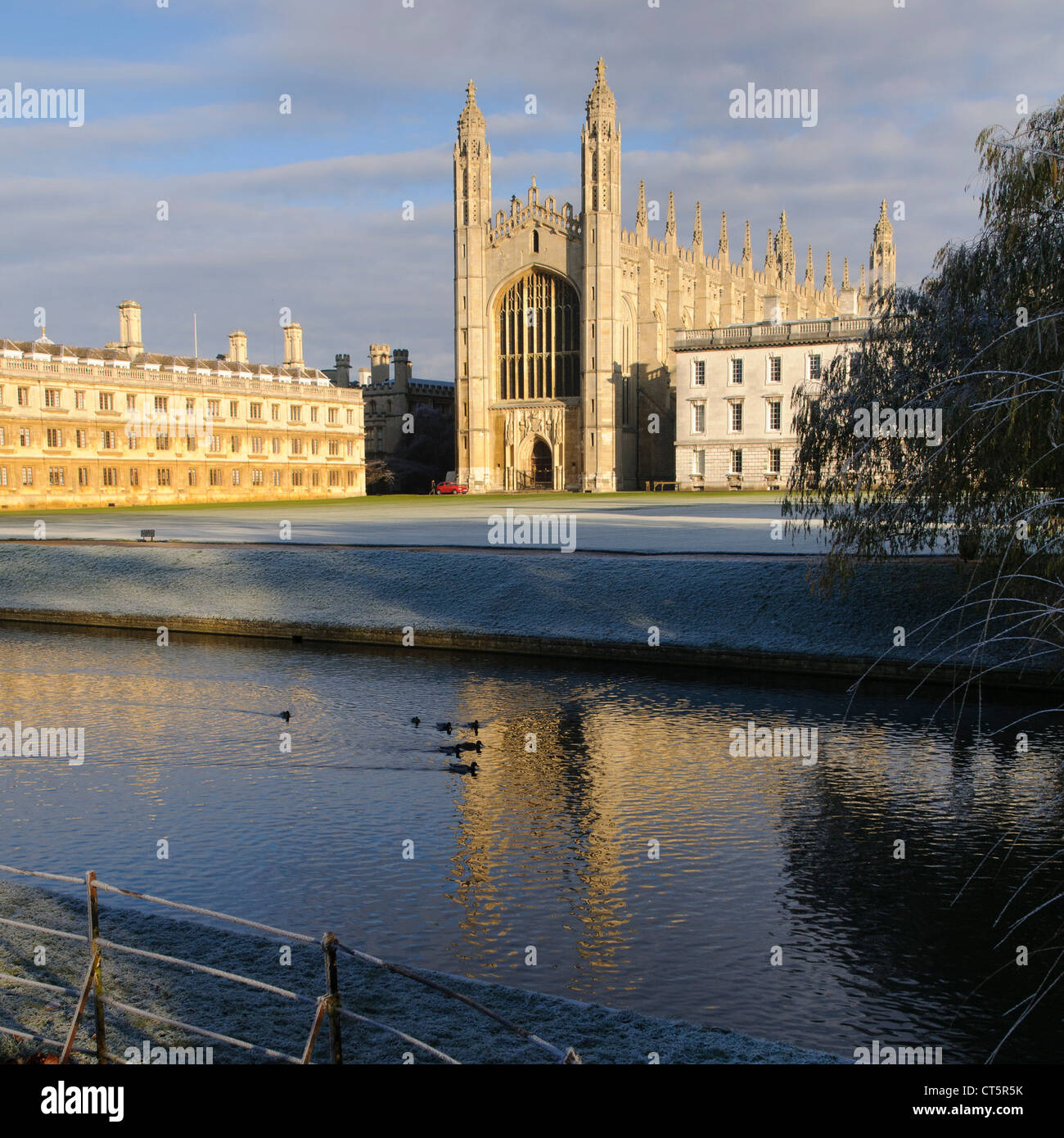 Clare College, re della Cappella e King's College con il fiume Cam che fluisce oltre in primo piano su un gelido inverno di giorno. Foto Stock