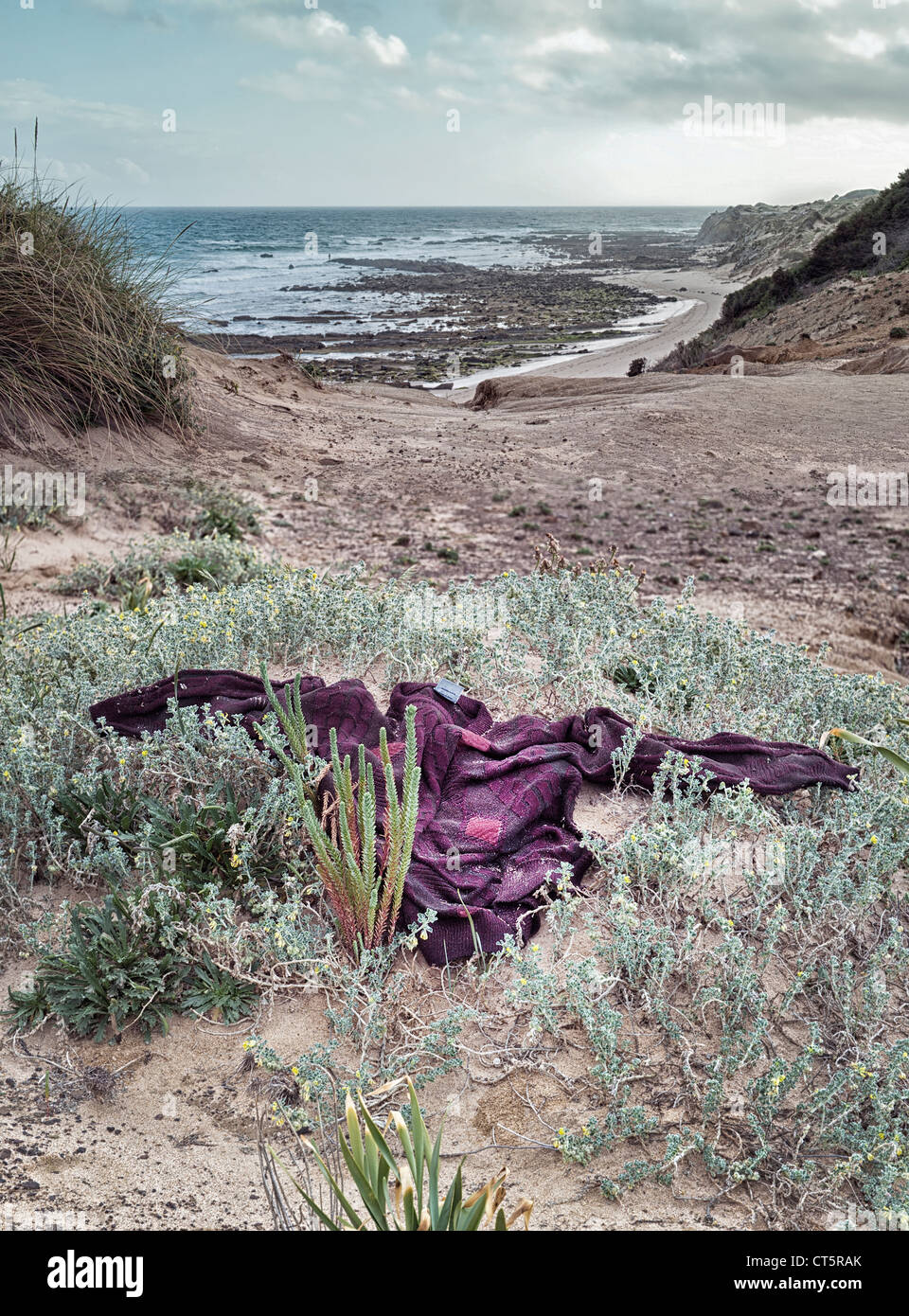 Vestiti bagnati sulla spiaggia da un immigrato clandestino in Tarifa, Cadice, Andalusia, Spagna. Foto Stock