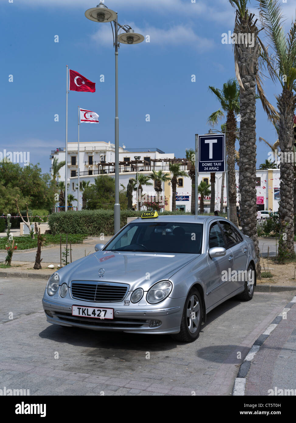 Dh KYRENIA Cipro del nord della Repubblica turca di Cipro del Nord taxi repubblica turca del nord di Cipro e della Turchia bandiere Foto Stock