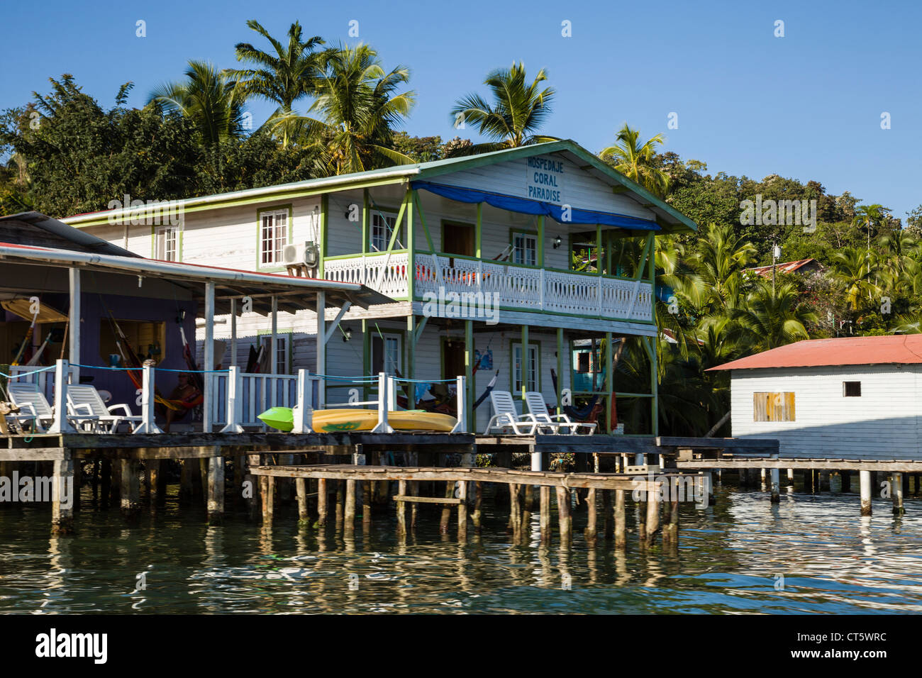 Case al mare nel centro storico della vecchia banca sulla Isla Bastimentos, Bocas del Toro, Panama. Foto Stock