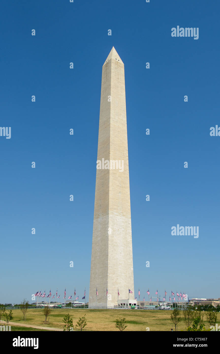 WASHINGTON DC, Stati Uniti d'America - il Monumento a Washington sudorientale con angolo di cielo blu chiaro. Il Monumento di Washington, uno dei National Mall più distintivo, punti di riferimento in una limpida giornata di sole con cielo blu. Foto Stock