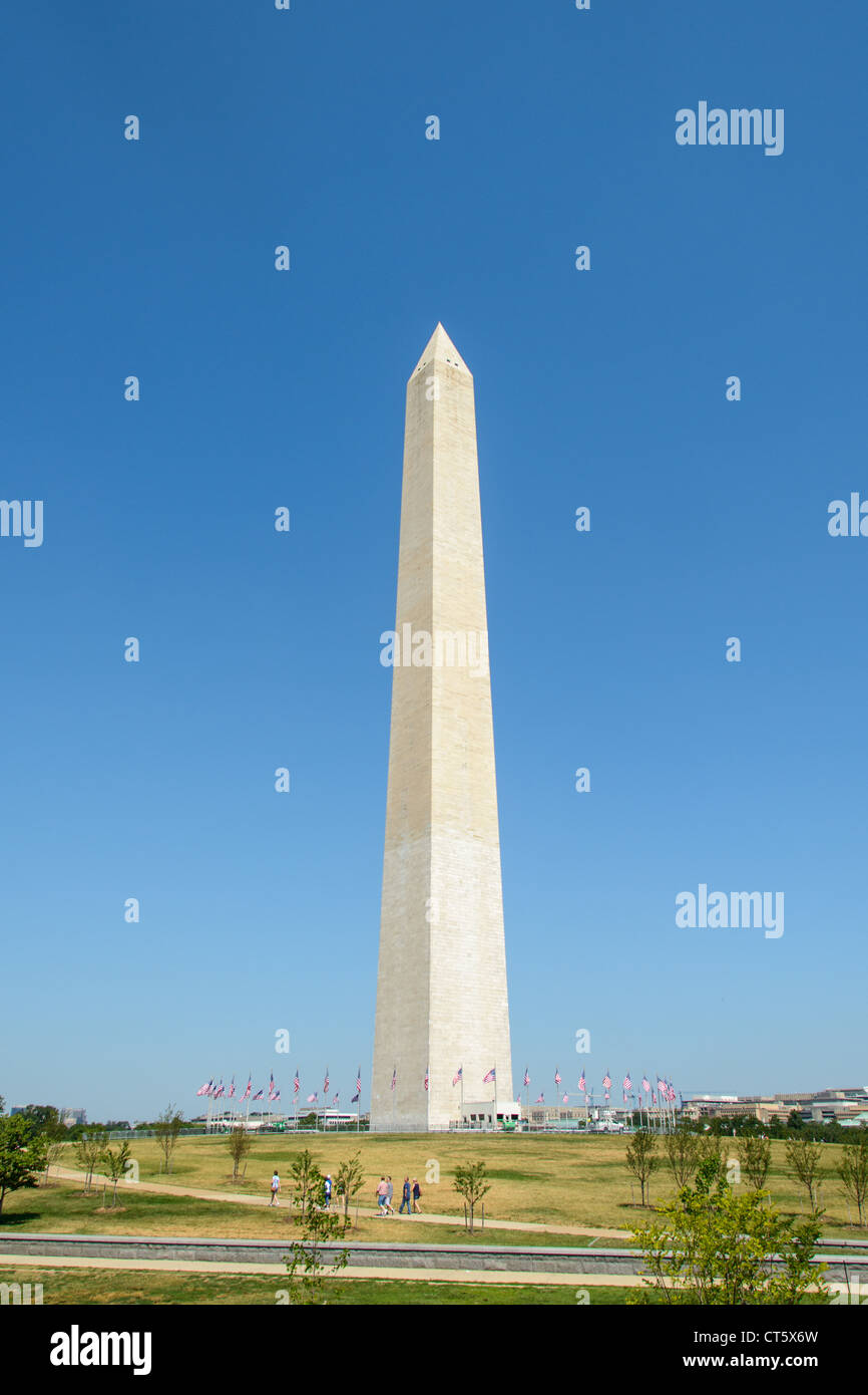 WASHINGTON DC, Stati Uniti d'America - il Monumento a Washington con il cielo blu e chiaro. Il Monumento di Washington, uno dei National Mall più distintivo, punti di riferimento in una limpida giornata di sole con cielo blu. Foto Stock