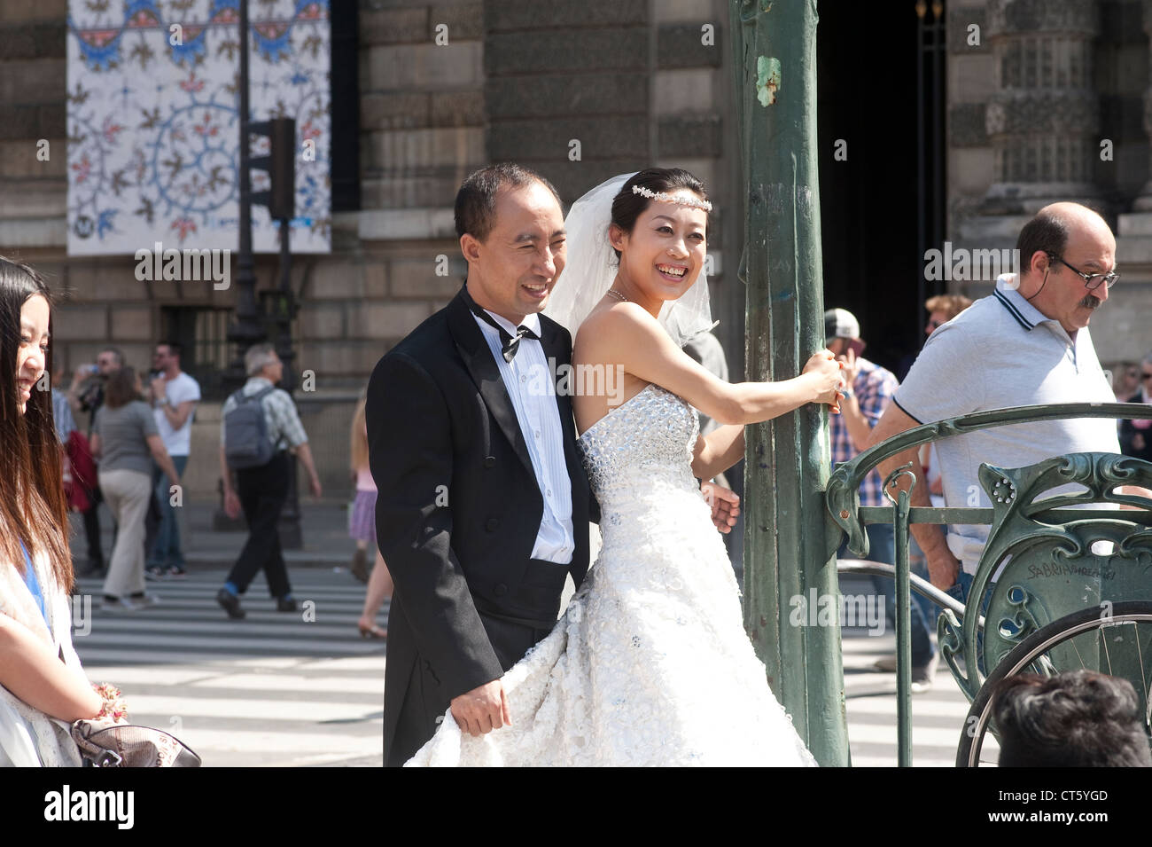 Parigi, Francia - Una giovane giapponese coppia appena sposata a Parigi in posa per il fotografo. Foto Stock