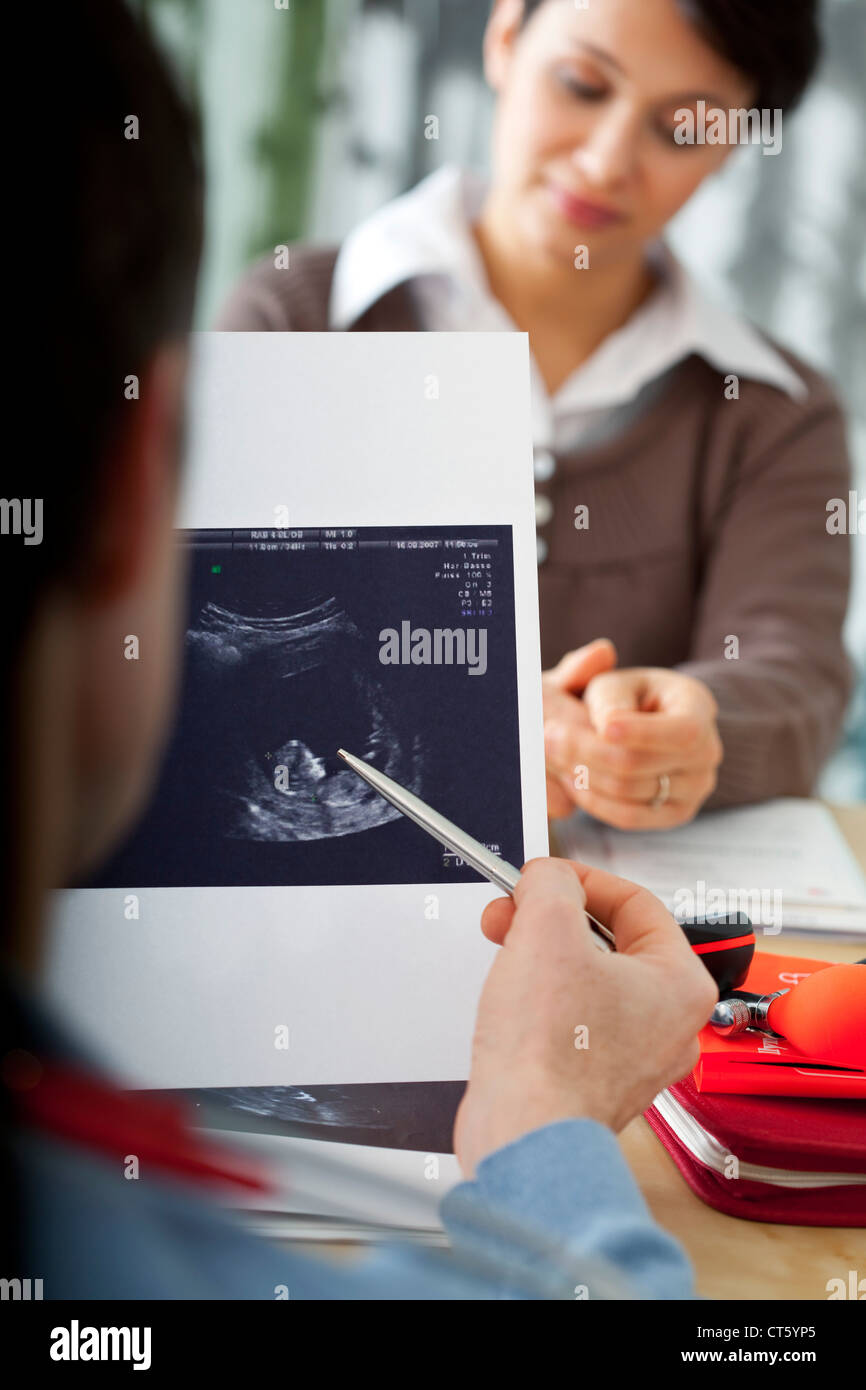 Donna incinta in consultazione Foto Stock