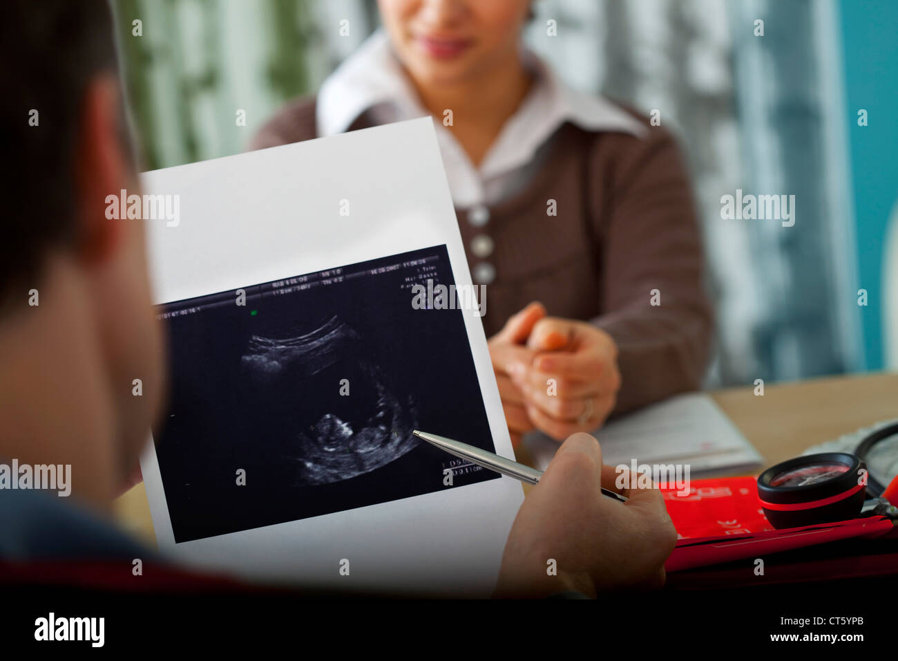 Donna incinta in consultazione Foto Stock