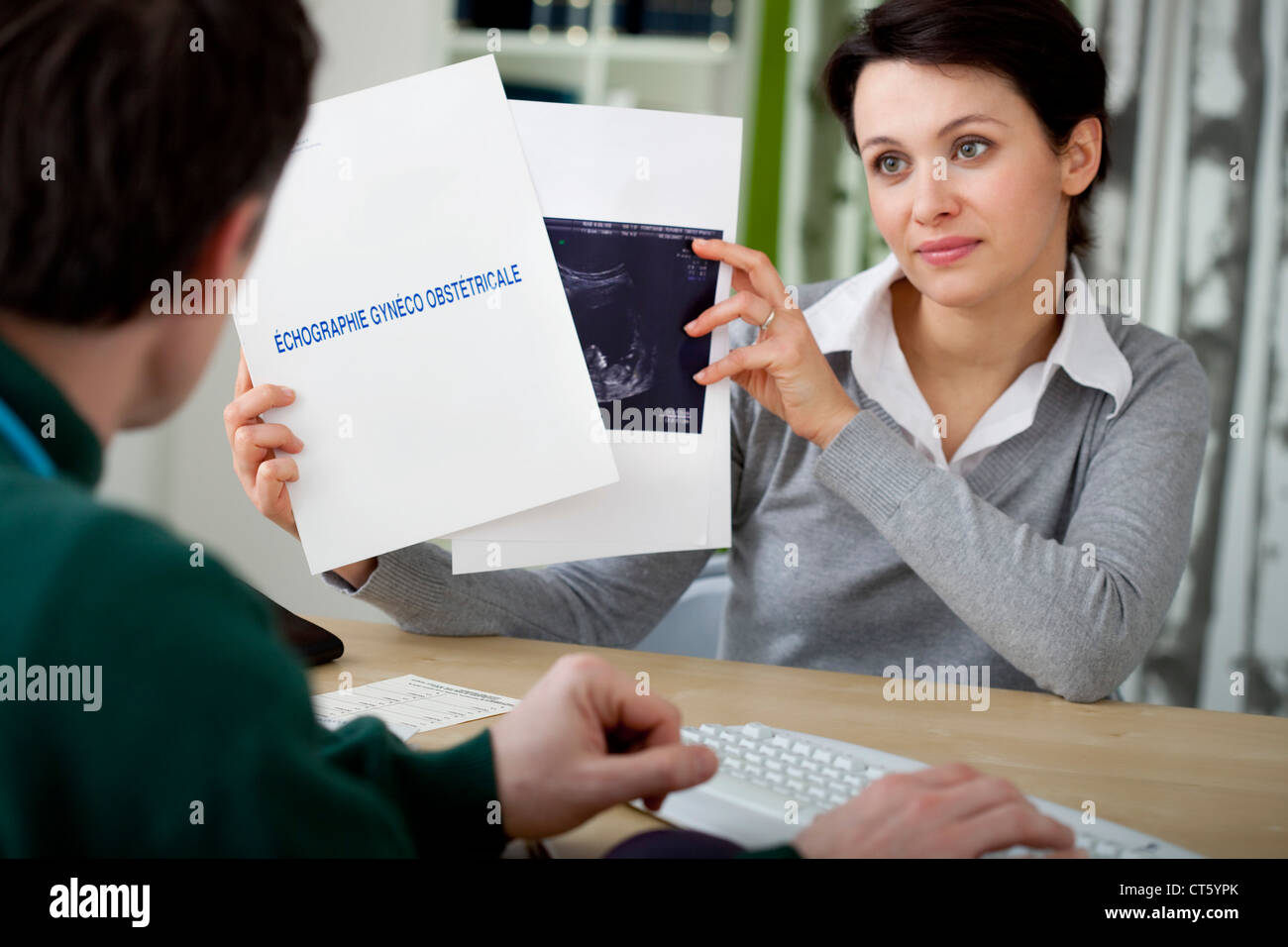 Donna incinta in consultazione Foto Stock
