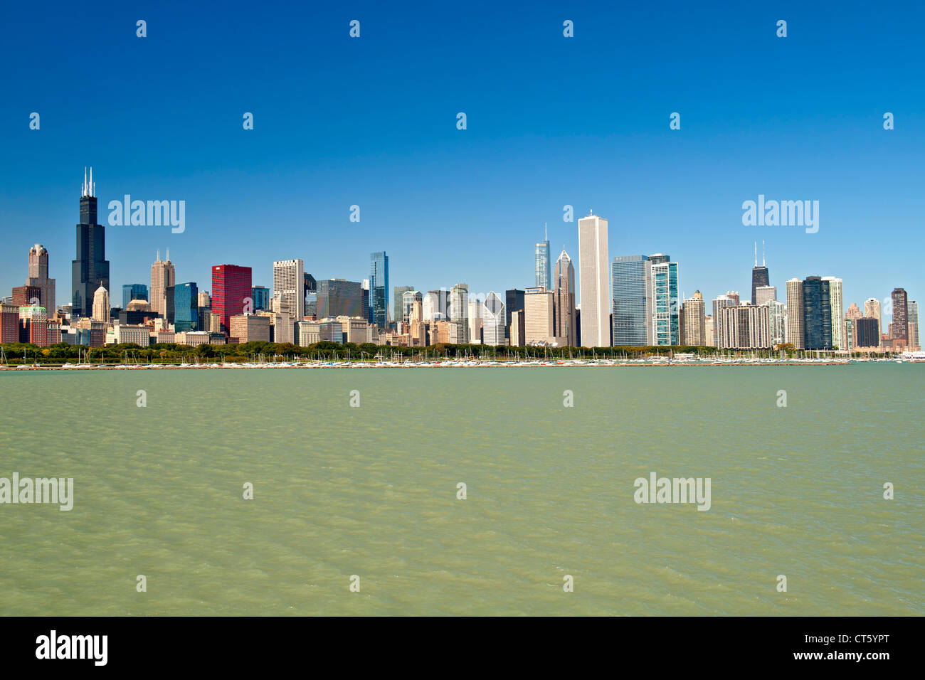 La skyline di Chicago con il porto di Chicago e del lago Michigan in primo piano. Foto Stock