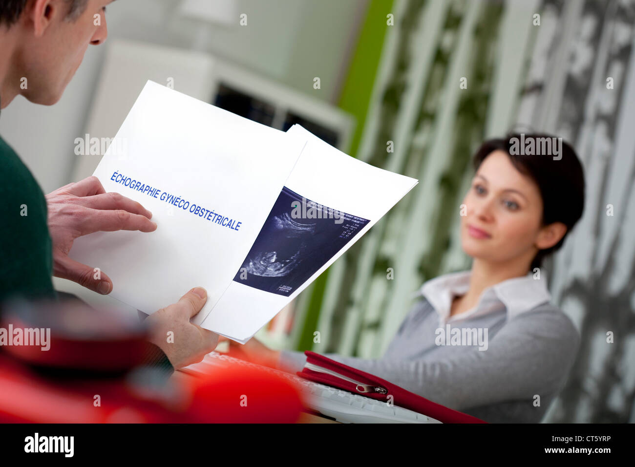 Donna incinta in consultazione Foto Stock