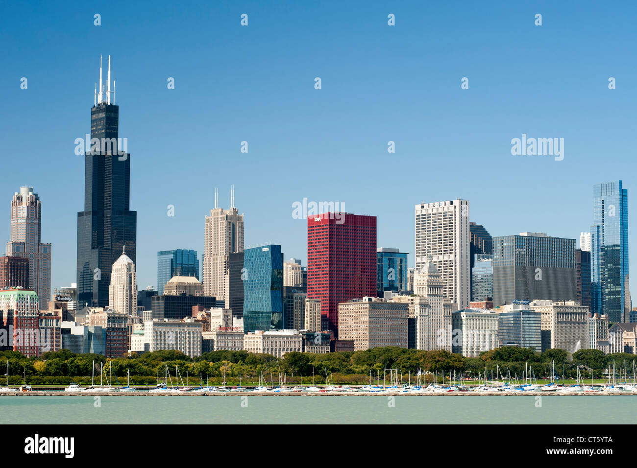 La skyline di Chicago con il porto di Chicago e del lago Michigan in primo piano. Foto Stock