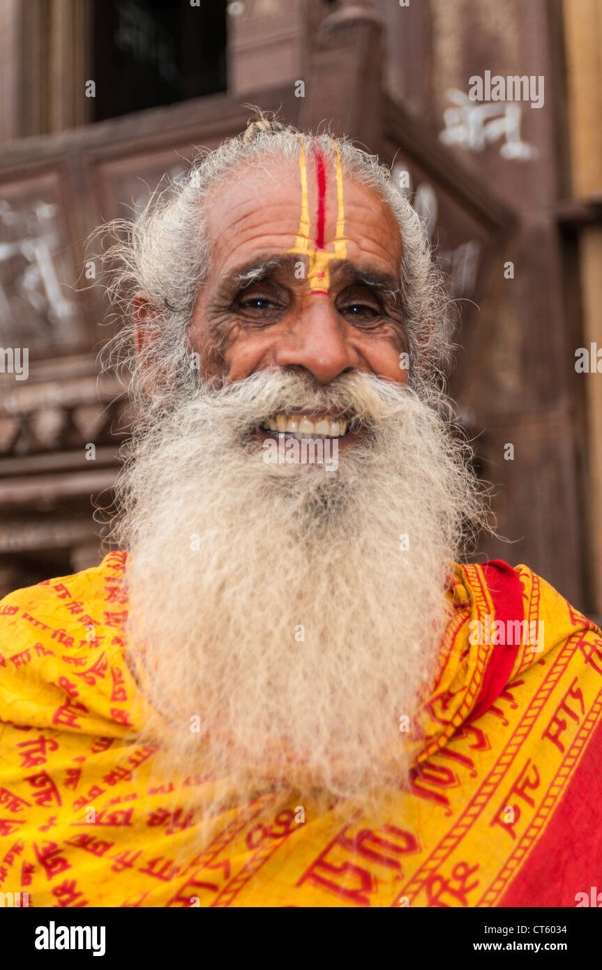 Il vecchio uomo indiano con la barba e festively faccia dipinta, Orchha, India Foto Stock