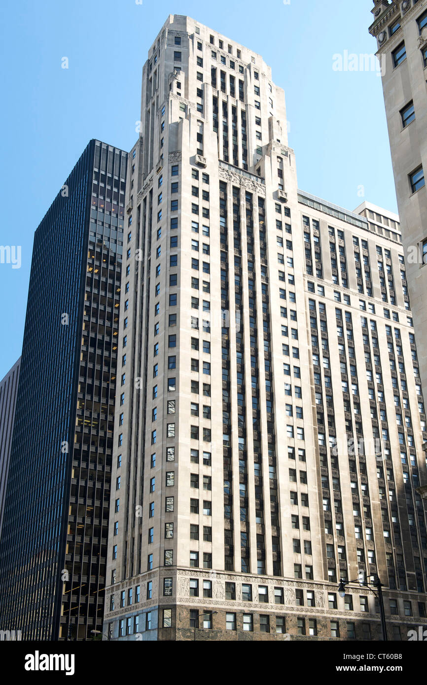 333 North Michigan Avenue, un art-deco grattacielo affacciato sul Fiume di Chicago a Chicago, Illinois, Stati Uniti d'America. Foto Stock
