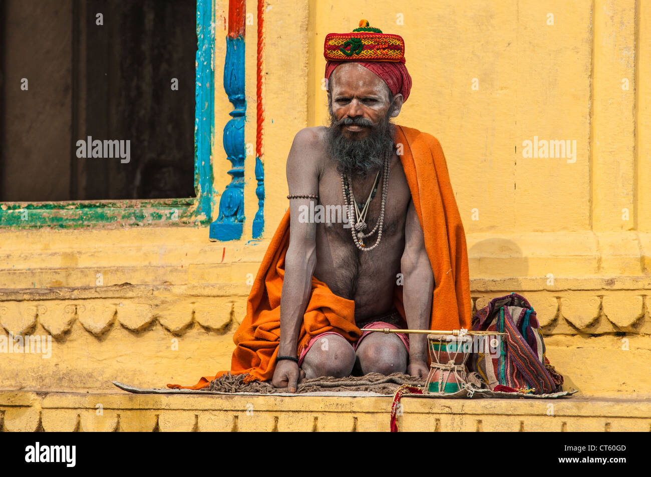 Indiano medita Indù nella parte anteriore di un tempio sul Fiume Gange, Varanasi, Uttar Pradesh, India Foto Stock