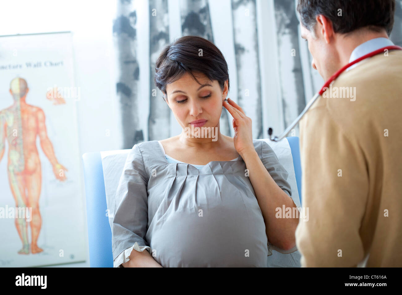 Consultazione del dolore donna in stato di gravidanza Foto Stock
