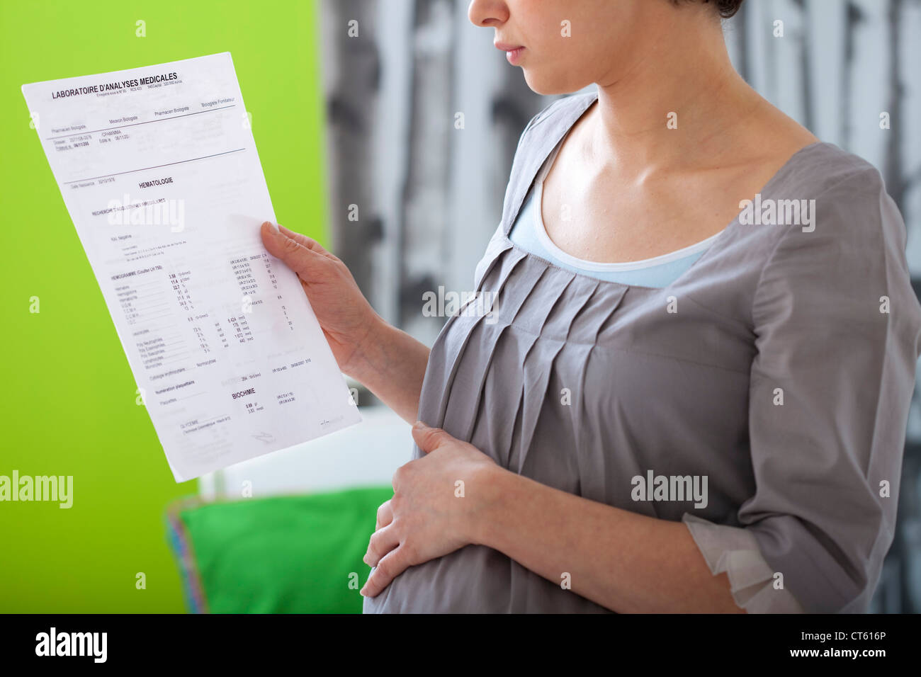 Le analisi del sangue donna in stato di gravidanza Foto Stock