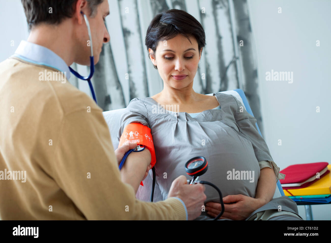 La pressione sanguigna, la donna in stato di gravidanza Foto Stock