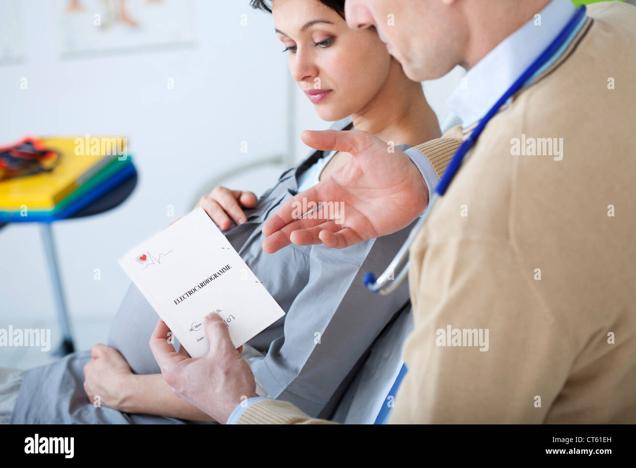 ECG con una donna in stato di gravidanza Foto Stock