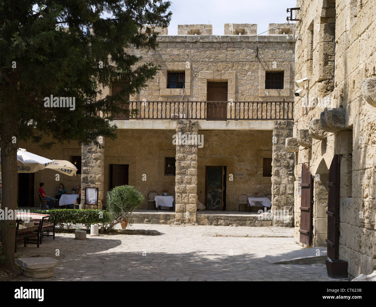 dh Girne Castello KYRENIA NORD CIPRO caffè turistico all'interno Venetian mura del castello fortificazione cortile veniziano Foto Stock