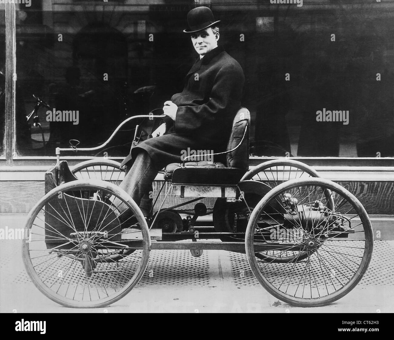 Henry Ford nella sua prima automobile Foto Stock