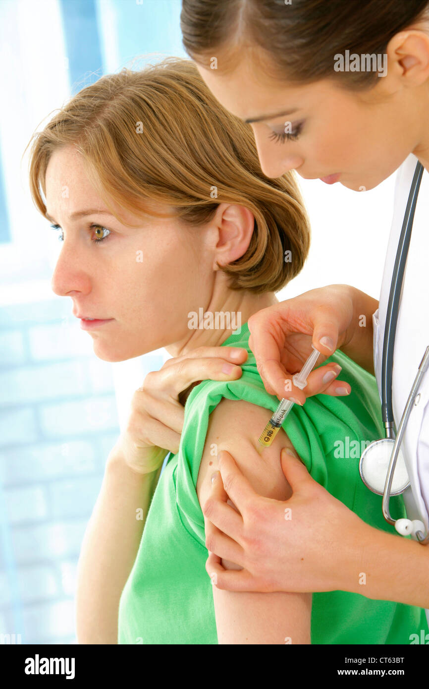 La vaccinazione di una donna Foto Stock