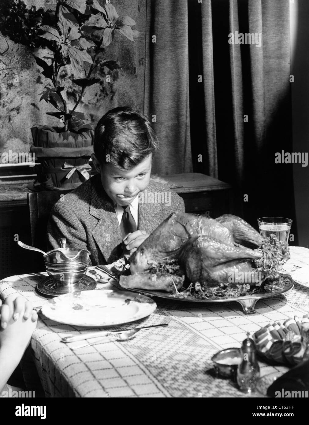 Ragazzo a cena guardando la Turchia Foto Stock