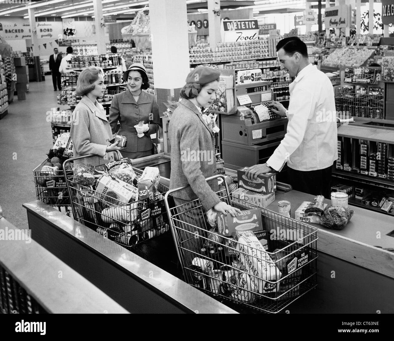 Donne shopping nel negozio di alimentari Foto Stock