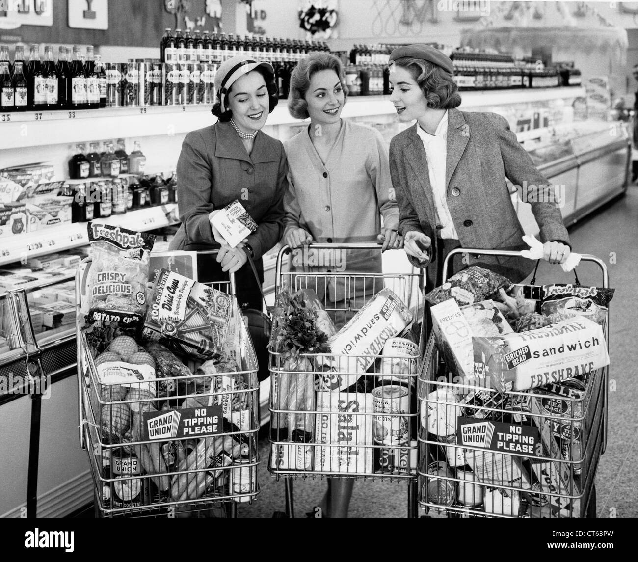 Donne shopping nel negozio di alimentari Foto Stock