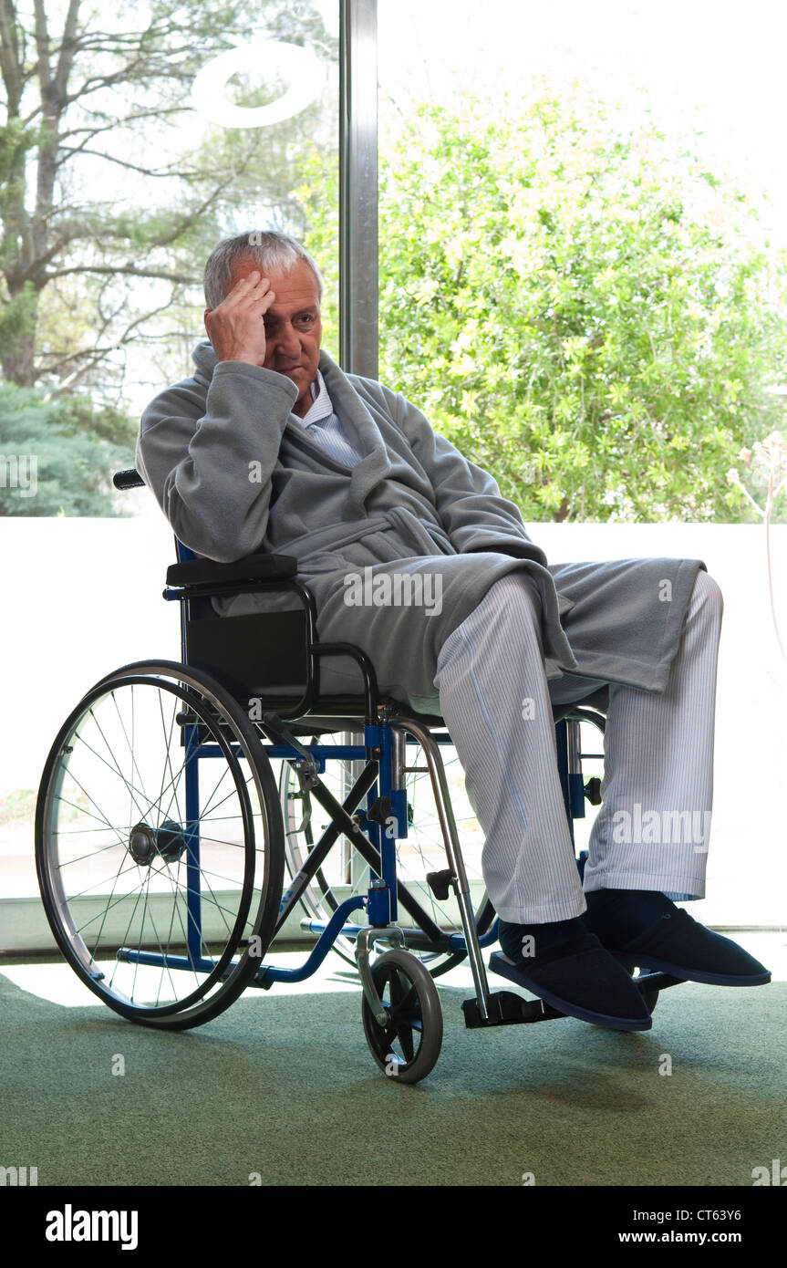Anziano in sedia a rotelle Foto Stock