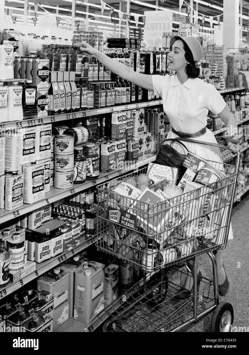 Donna negozi di generi alimentari Foto Stock