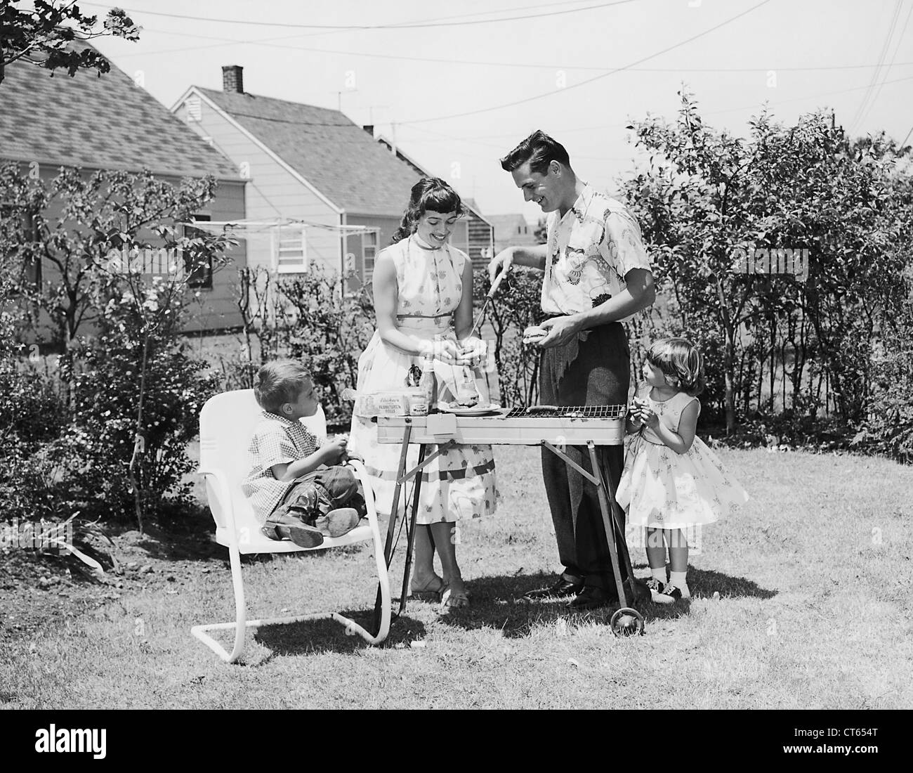 Famiglia avente barbecue Foto Stock