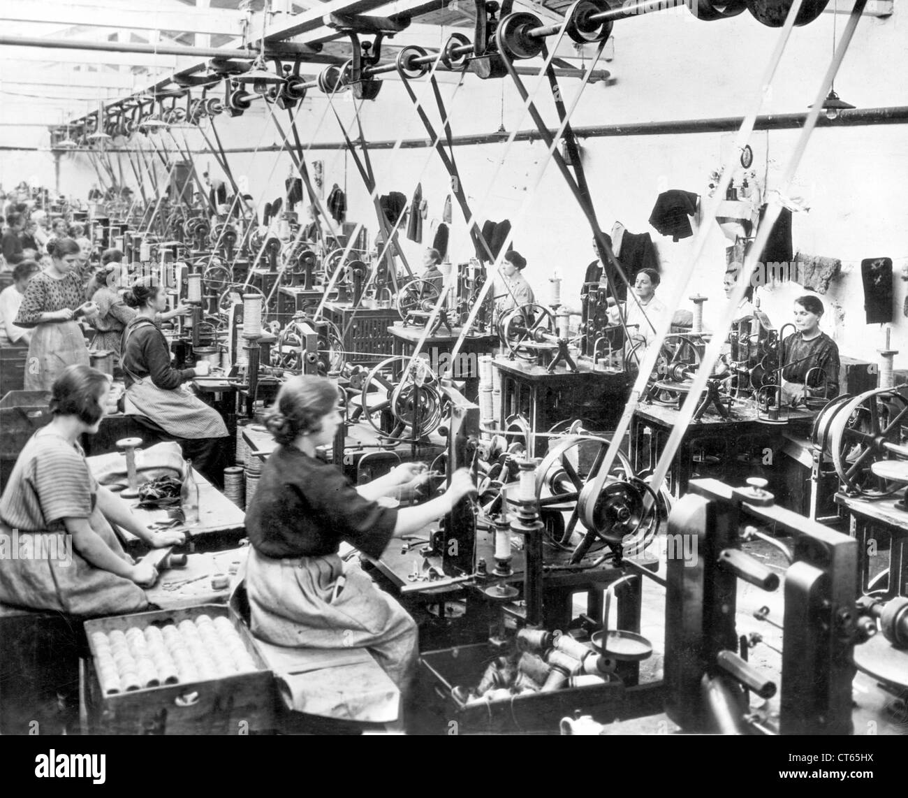 Le donne la cucitura nella fabbrica di indumento Foto Stock