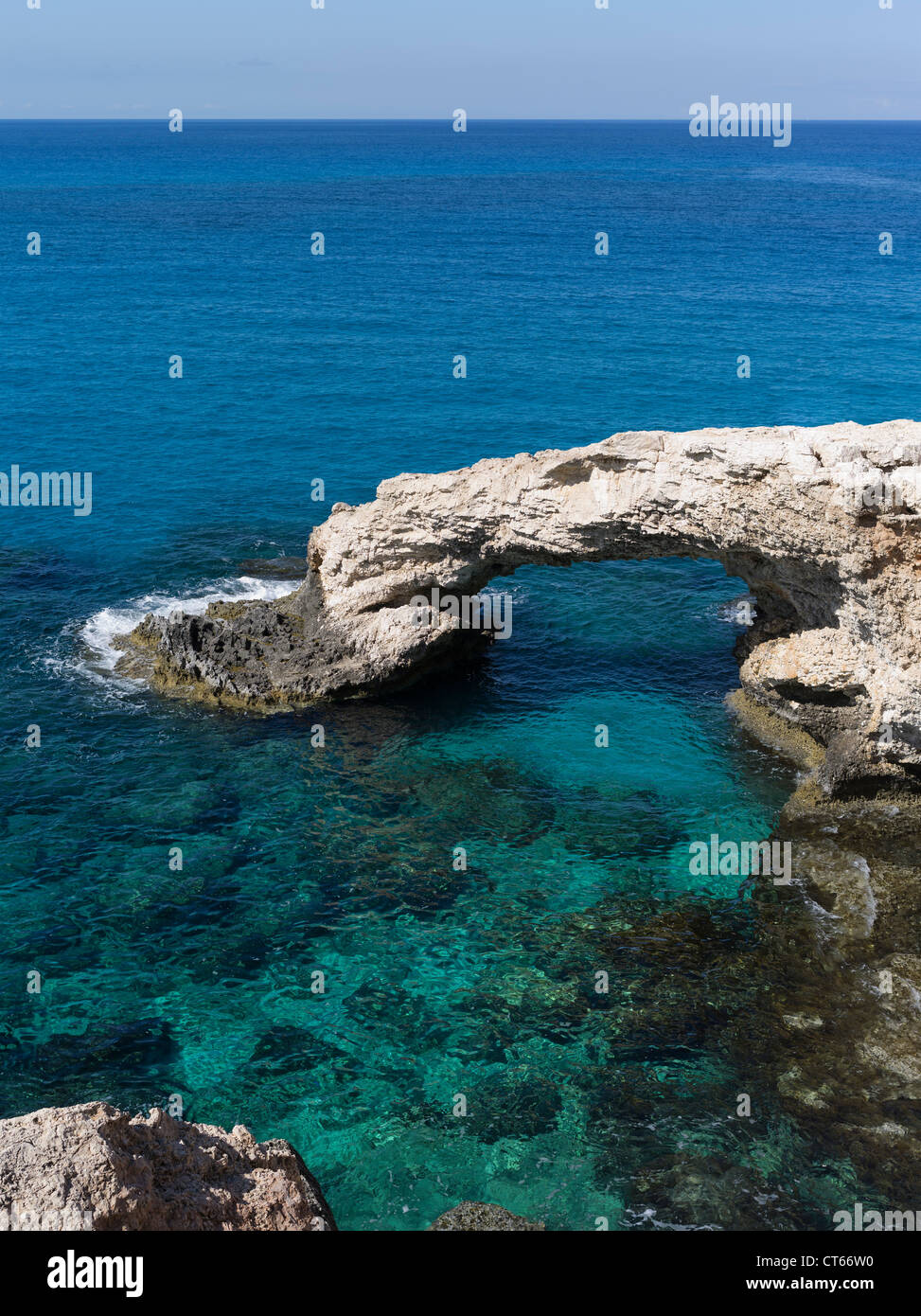 dh Arch mare AYIA NAPA CIPRO SUD mare azzurro mare costa grecia Foto Stock