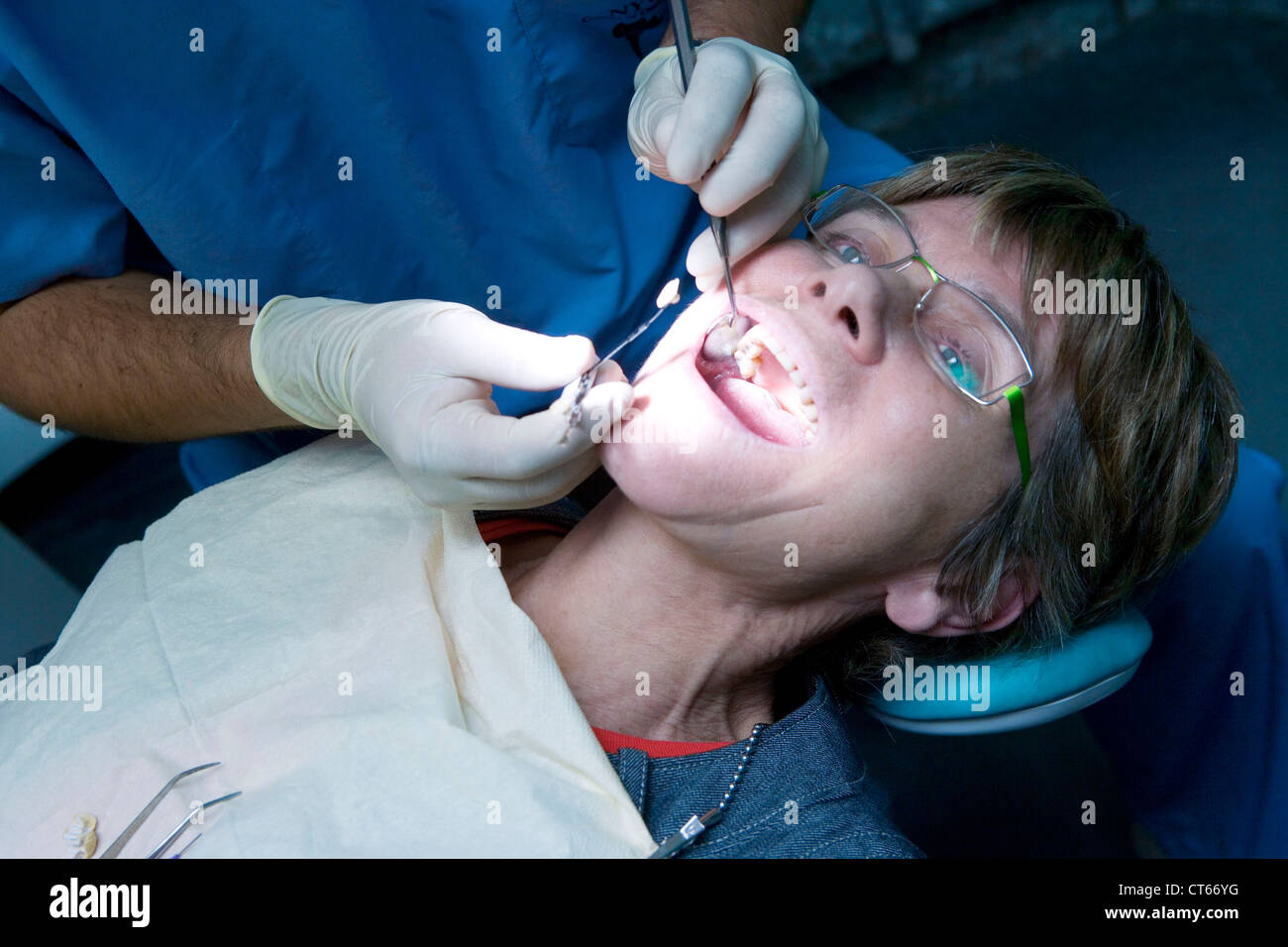 La cura dentale per la persona anziana Foto Stock