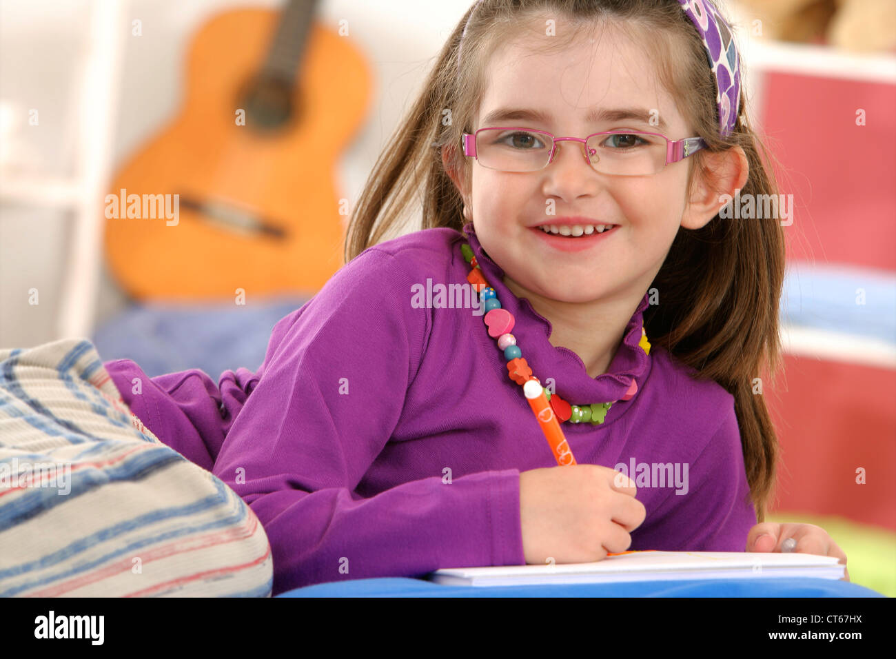 Il disegno del bambino in ambienti interni Foto Stock