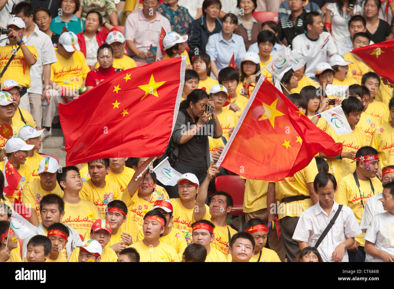 Pechino, Cina Settembre 14, 2008: il giorno dieci di competizione atletica al 2008 Giochi Paralimpici folle cinesi bandiere d'onda Foto Stock