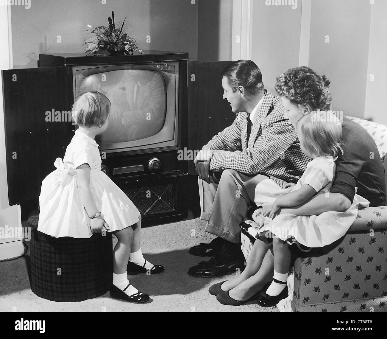 Tv s. Семья 60х Америке. ТВ В США 50е. Телевизор США 1950. Семья 1950-е США.