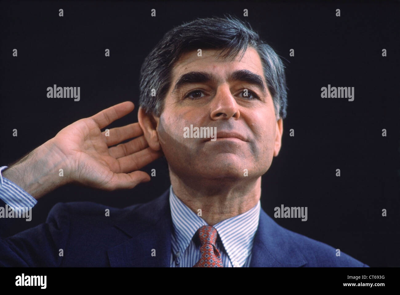 1988 candidato presidenziale democratico Michael Dukakis prende una domanda nel corso di una campagna stop nella Silicon Valley, California Foto Stock