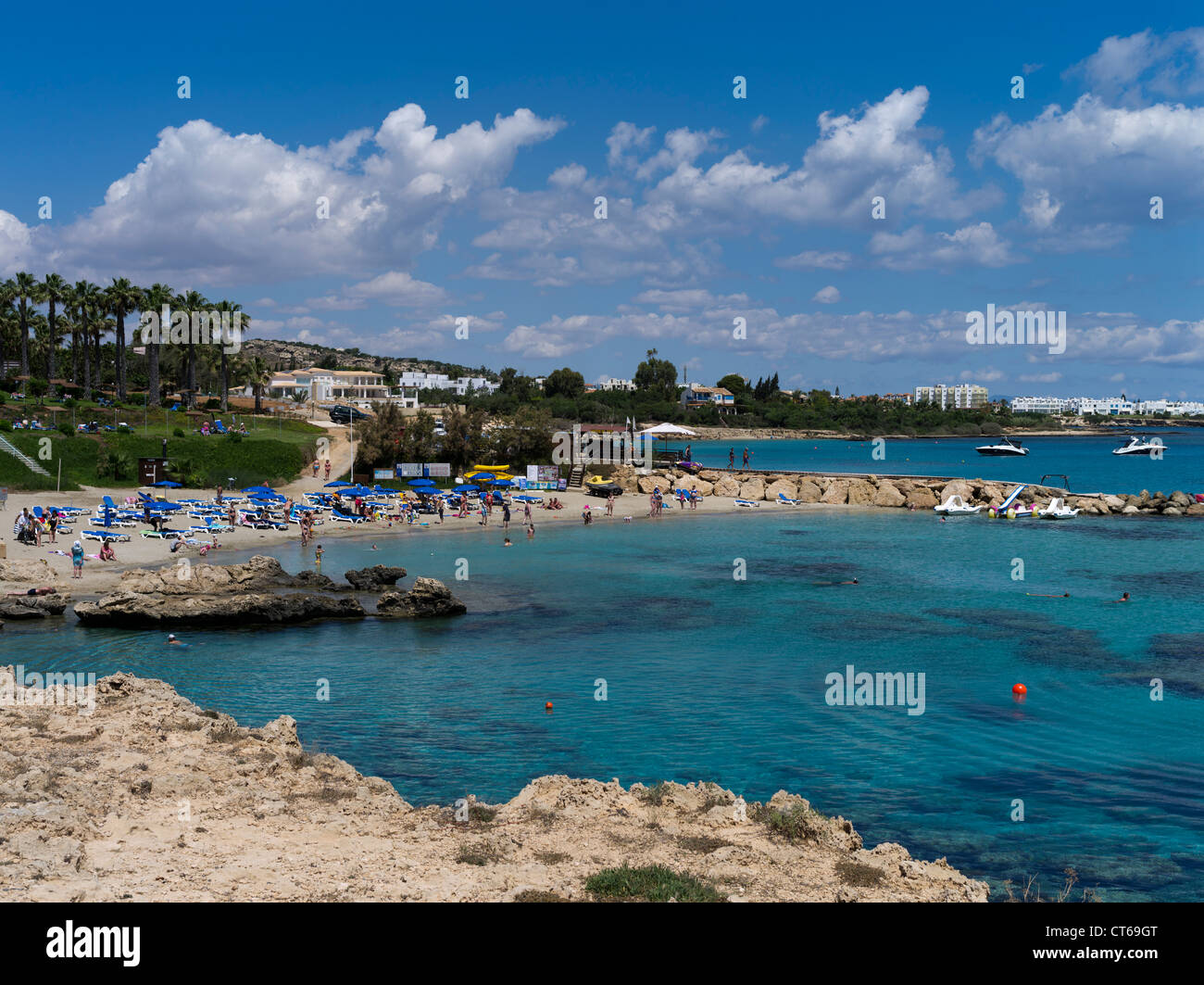 Dh Loumbardi Bay Cipro Protaras spiaggia sabbiosa lucertole da mare e nuotatori Foto Stock