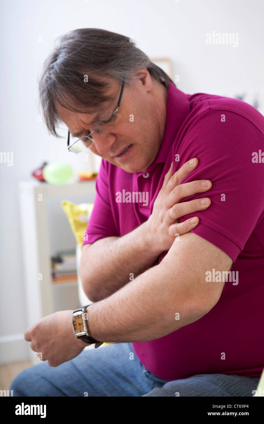 UOMO DI DOLORE DEL BRACCIO Foto Stock