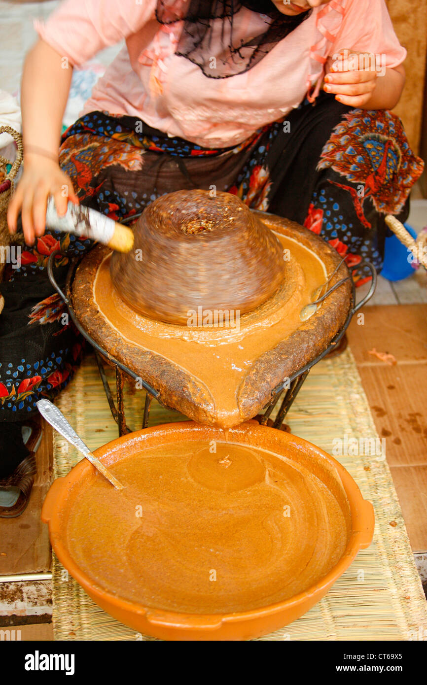 Olio di Argan produzione Foto Stock