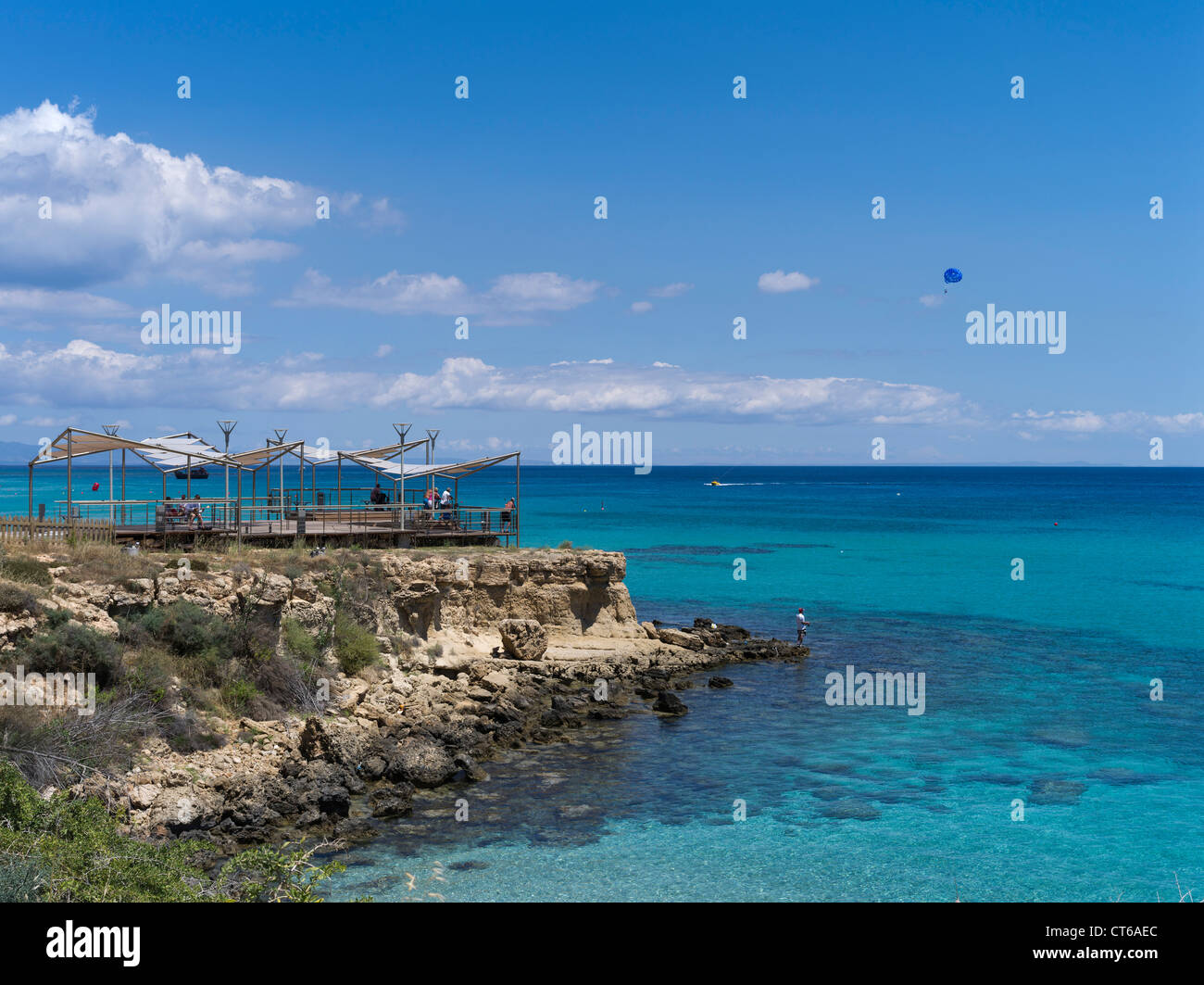 Dh Potaras Bay PROTARAS CIPRO turisti guardare la barca di parapendio Foto Stock